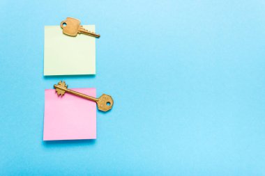 Yapışkanlı not yazı ve anahtarları