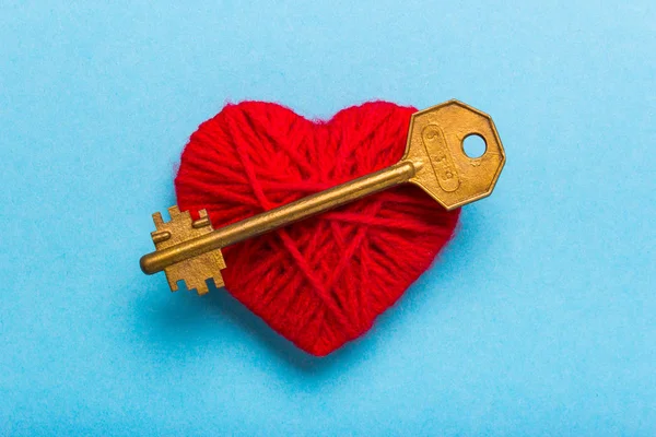 Ключ к сердцу и любви — стоковое фото