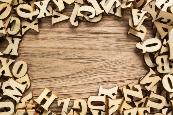 Rahmen aus Buchstaben des Alphabets aus Holz — Stockfoto