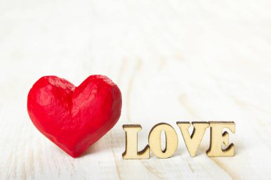 Kırmızı kalp ve ağaçtan kelime aşk