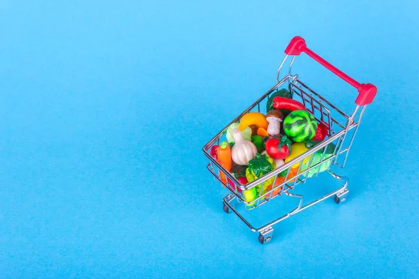 Einkaufswagen mit Obst und Gemüse — Stockfoto