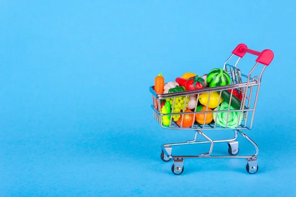 Einkaufswagen mit Obst und Gemüse — Stockfoto