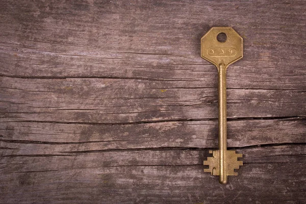 Oude gouden sleutel — Stockfoto