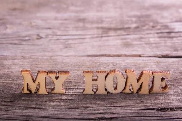 Parole la mia casa fatta di lettere di legno con una chiave — Foto Stock