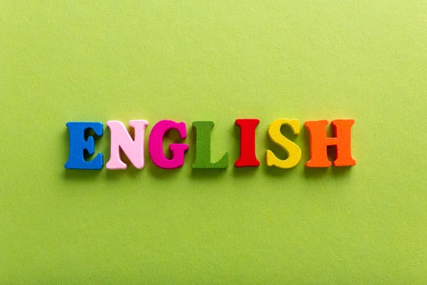 Слово английского языка из цветных деревянных букв — стоковое фото