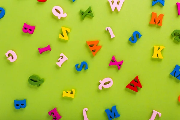 Słowo z angielskiego kolor drewniane liter alfabetu — Zdjęcie stockowe