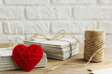 Beyaz postcrossing, kartpostallar, kırmızı kalp