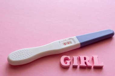 Kız sözleri, pozitif gebelik testi