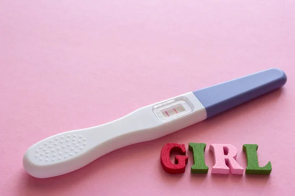 Palabras de chica, prueba de embarazo positiva —  Fotos de Stock