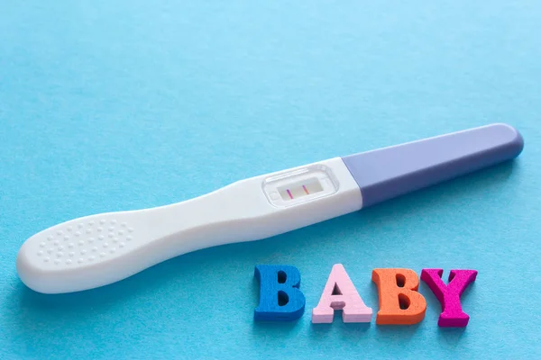 Palabras de bebé, prueba de embarazo positiva —  Fotos de Stock