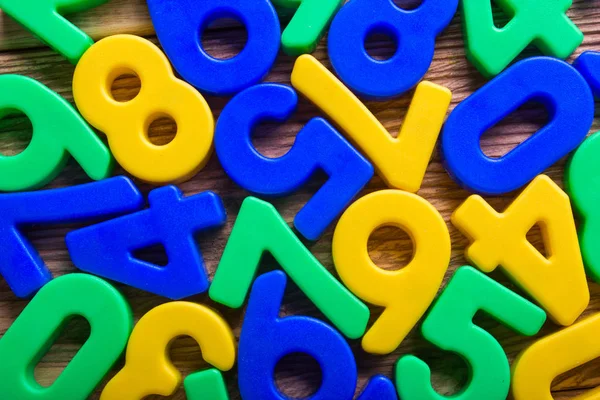 Gekleurde cijfers op tafel — Stockfoto