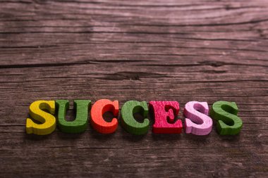 Ahşap harflerin başarı kelime yapılmış