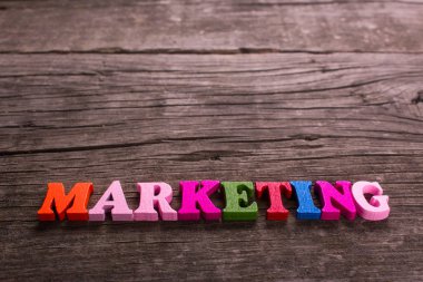 kelime Pazarlama yapılmış ahşap mektupları