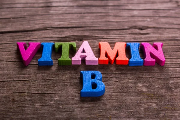 vitamin B kelime yapılmış ahşap mektupları