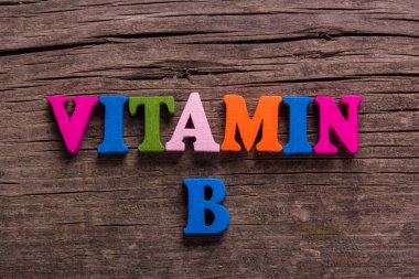 vitamin B kelime yapılmış ahşap mektupları