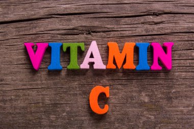 C vitamini kelime yapılmış ahşap mektupları