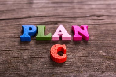 C planı kelime yapılmış ahşap mektupları
