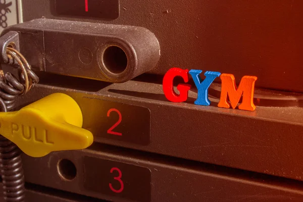 Rostig vikt stack i ett gym — Stockfoto