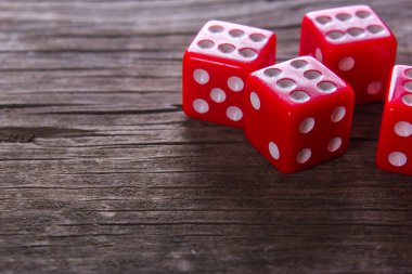 ahşap bir masa üzerinde kırmızı zar