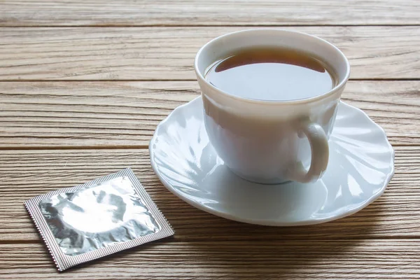 Condón y una taza de café — Foto de Stock