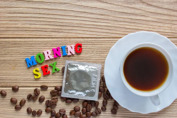 Matin sexe mots préservatif et une tasse de café — Photo