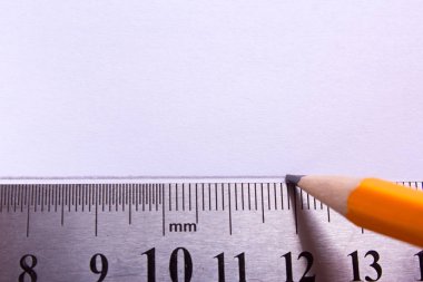 Düz bir çizgi bir cetvel kullanarak bir kalemle çizilir. Metin için boş yer