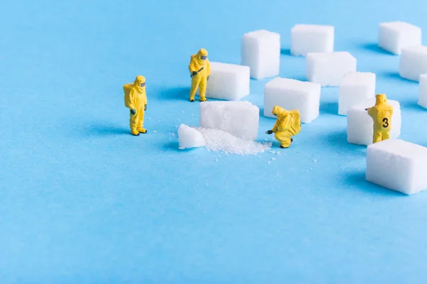 The team investigates the sugar cubes — Stock Photo, Image