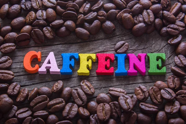 Woord cafeïne en koffiebonen — Stockfoto