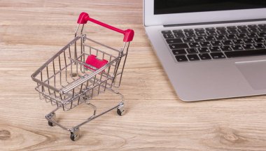 Küçük alışveriş sepeti ile dizüstü bilgisayar