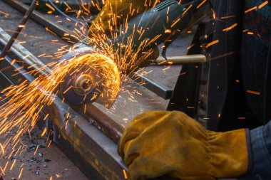 Değirmeni ile metal kesme. Demir taşlama sırasında Sparks