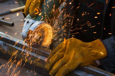 Değirmeni ile metal kesme. Demir taşlama sırasında Sparks