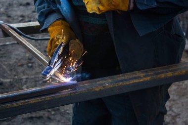 Kaynak yapan bir kaynakçı.