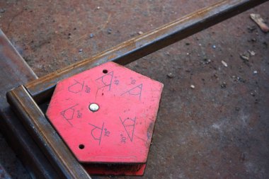 Magnet angle holder. Tool for welding clipart