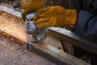 Değirmeni ile metal kesme. Demir taşlama sırasında Sparks