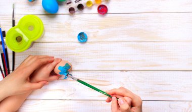 Mutlu paskalyalar. Bir anne ve yumurta Boyama Çocuk