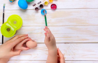 Mutlu paskalyalar. Bir anne ve yumurta Boyama Çocuk