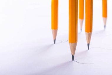 Çoklu görev kavramı. Birçok kalem birlikte çizmek. Metin için boş yer