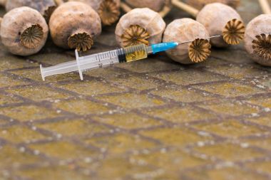 Uyuşturucu haşhaş şırınga içinde. Ölümcül uyuşturucu bağımlılığı