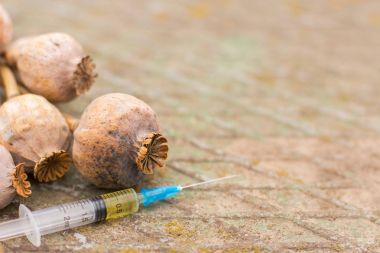 Uyuşturucu haşhaş şırınga içinde. Ölümcül uyuşturucu bağımlılığı