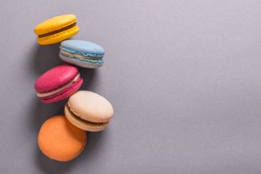 Pasta macaron veya acıbadem kurabiyesi renkli kurabiye