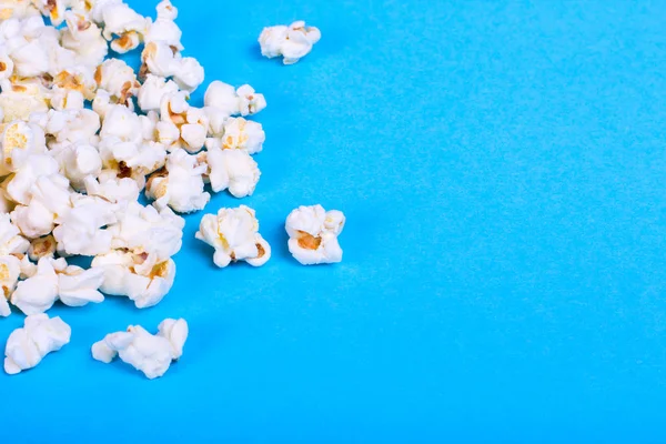 Viel Popcorn verstreut — Stockfoto