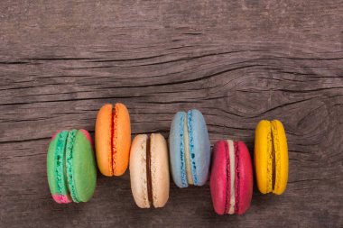 Pasta macaron veya acıbadem kurabiyesi renkli kurabiye