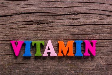 ahşap harflerin vitamini kelime yapılmış