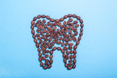 Kahve sağlıksız sarı dişler. Kahve diş