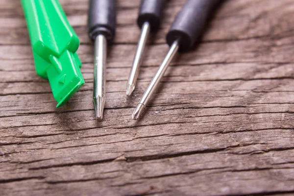 Schraubendreher und Werkzeuge zur Reparatur des Telefons — Stockfoto