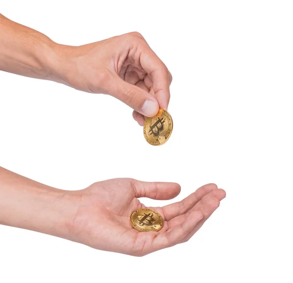 La mano dell'uomo tiene una moneta d'oro bitcoin. Pronti. Isolato su whit — Foto Stock