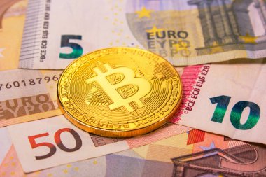Sikke bitcoin euro banknot yığını bir arka plan üzerinde