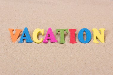 Word tatil kum plajındaki renkli ahşap harflerin