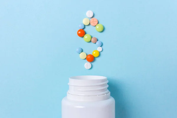 Surtido de píldoras de medicamentos farmacéuticos, tabletas y cápsulas dol — Foto de Stock
