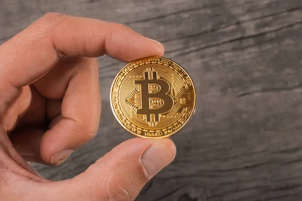 Die Münze Bitcoin wird von einem Mann mit einem leeren Raum für Text gehalten — Stockfoto